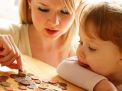 Женщина с ребенком и монеты